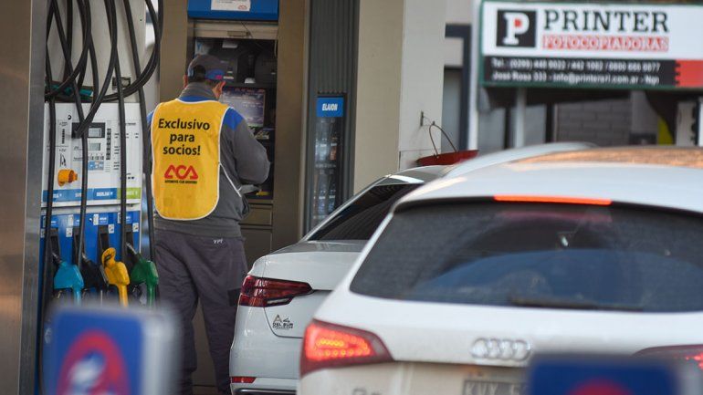 Por decreto, el Gobierno postergó la suba del impuesto de las naftas
