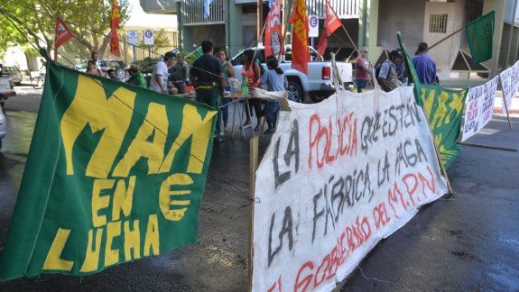 Obreros de MAM cortan calles para pedir audiencia
