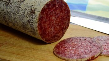 entro a robar a un almacen, se tento con un salame y lo detuvieron entro a robar a un almacen, se tento con un salame y lo detuvieron