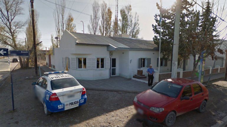 Policía los alertó por drogas, uno mordió a un agente, escaparon y los entregó la madre