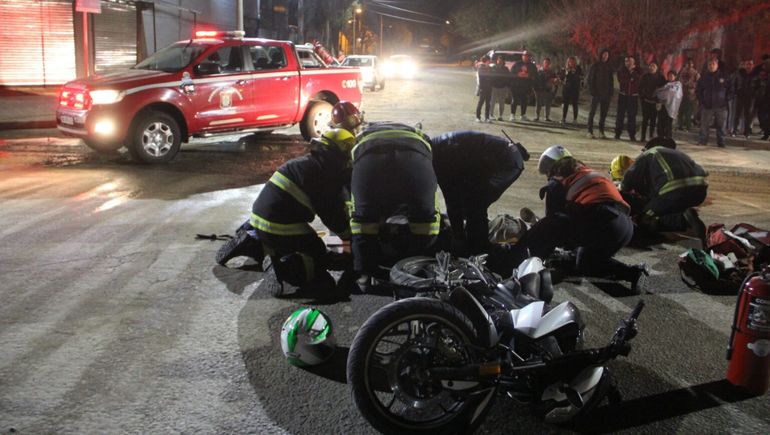 Dos jóvenes motociclistas derraparon al evitar un choque y terminaron en el hospital