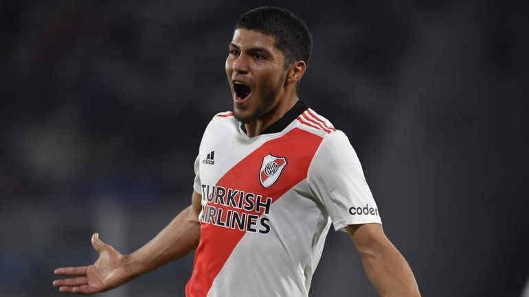  Robert Rojas con la camiseta de River Robert Rojas con la camiseta de River