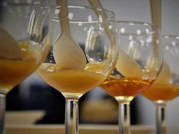 El veredicto del público: A través de una cata ciega en copas de vidrio, los vecinos podrán votar su miel favorita según color, aroma y sabor.