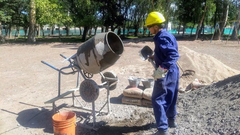 Ya reparan la plaza del ex trueque en Centenario