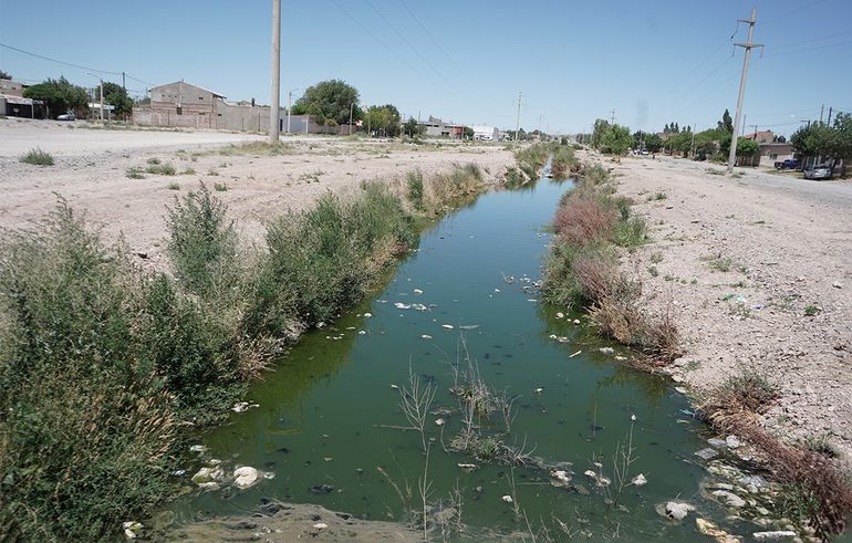 Otro sabotaje inundó de cloacas a cinco barrios en Centenario