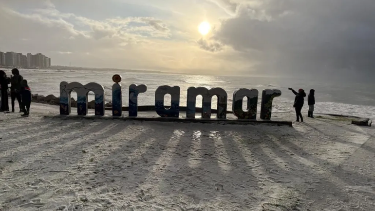 Después de 34 años nevó en Miramar y la playa se tiñó de blanco: la inéditas imágenes