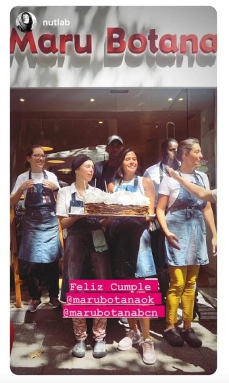 el staff de su pastelería de Barcelona la agasajó con su postre insignia. el staff de su pastelería de Barcelona la agasajó con su postre insignia.