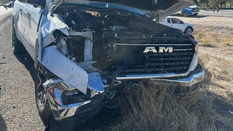 La camioneta Ram resultó con importantes daños en su parte delantera. | LM Neuquen La camioneta Ram resultó con importantes daños en su parte delantera.