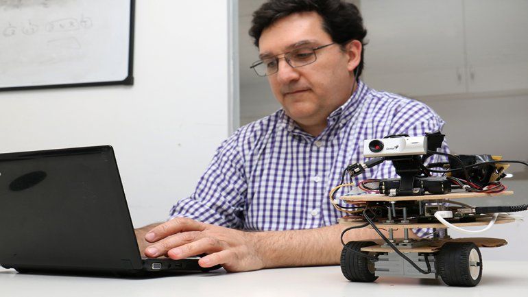 El robot es una pequeña computadora que permite interactuar con los alumnos.