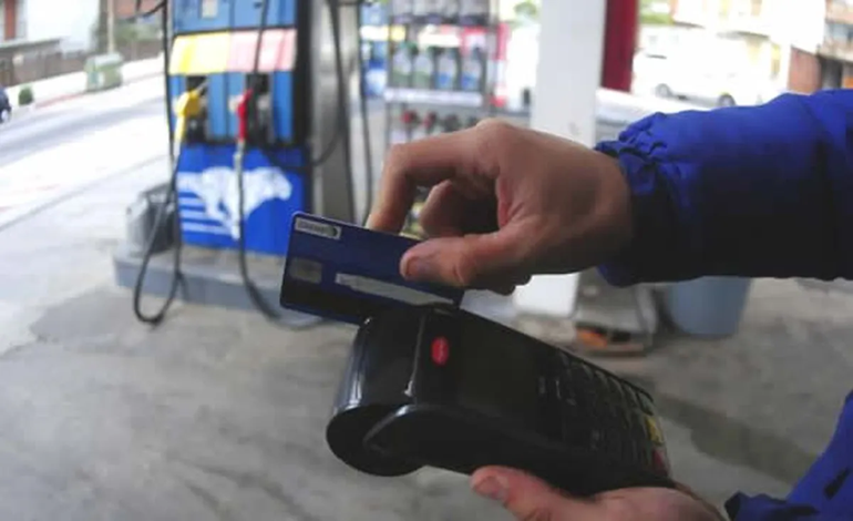 Las familias se endeudas con la tarjeta para llegar a fin de mes