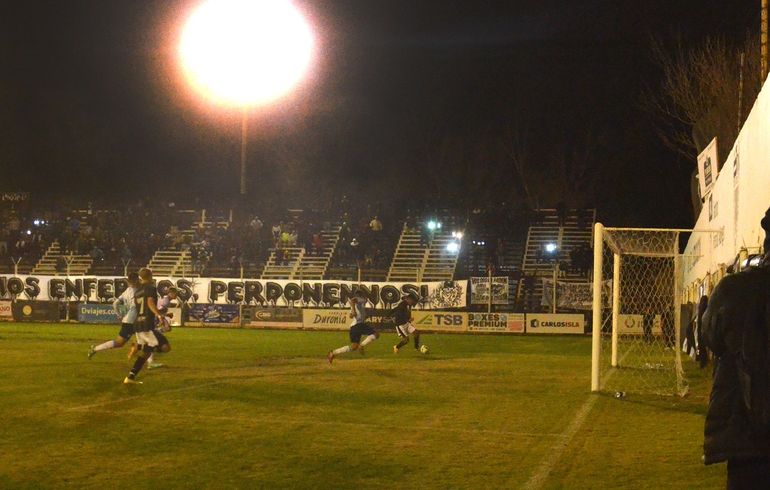 Santiago Jara anota el segundo gol frente a Sol de Mayo. Foto: Antonio Spagnuolo Santiago Jara anota el segundo gol frente a Sol de Mayo. Foto: Antonio Spagnuolo