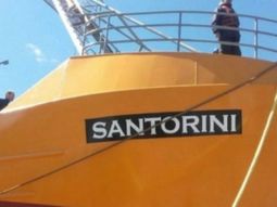 El buque pesquero Santorini atracó en Comodoro Rivadavia con 8 marineros contagiados, en plena cuarentena por la pandemia. 