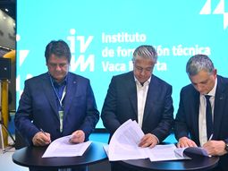 Rolando Figueroa y las operadoras de Vaca Muerta firmaron un convenio fundamental para el shale.
