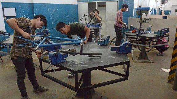 Alumnos de la EPET 8 reciclan bicis abandonadas
