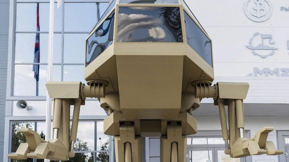 Presentan a un robot de cuatro metros con garras asesinas