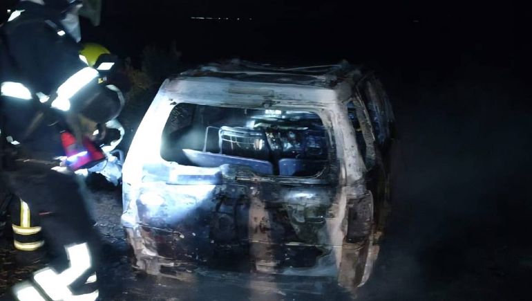 La camioneta incendiada en el lago Mari Menuco. La camioneta incendiada en el lago Mari Menuco.