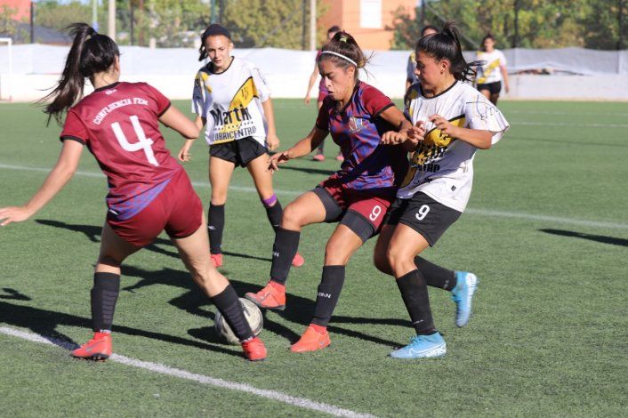 Una escena de la final que Conflu le ganó a Pacífico Blanco (Asocación del fútbol femenino de Neuquén y Río Negro)
