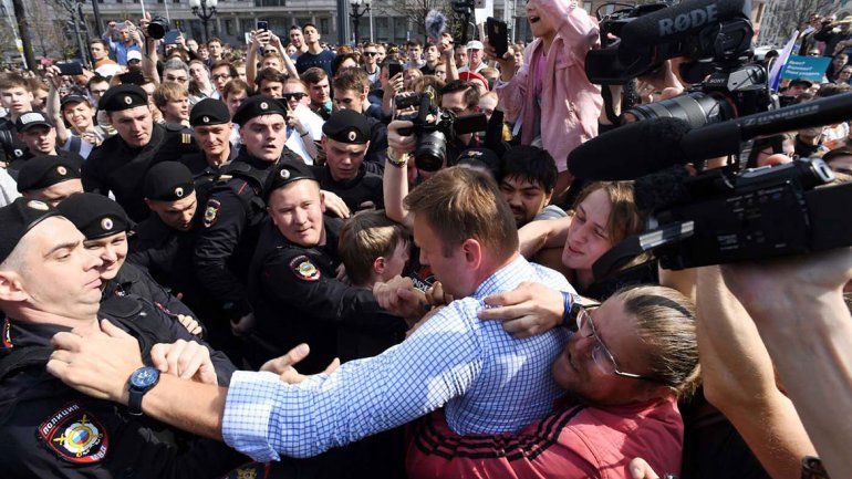 Un opositor a Putin cae preso durante manifestaciones