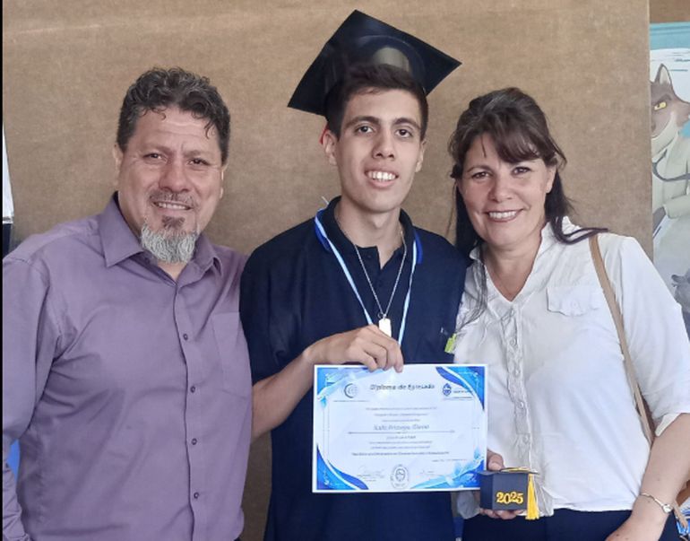 Rubén Luis, Darío y Gladys, el día que el mayor de sus dos hijos recibió el diploma de egresados, en diciembre de 2025. Rubén Luis, Darío y Gladys, el día que el mayor de sus dos hijos recibió el diploma de egresados, en diciembre de 2025. 
