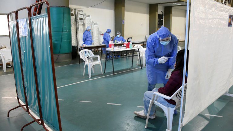 Cinco muertos y 245 nuevos casos por COVID en Neuquén