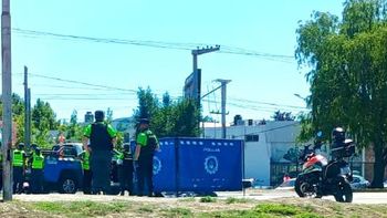 La policía trabajando en el lugar del incidente. La policía trabajando en el lugar del incidente.