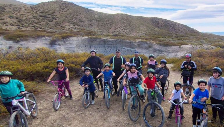 Los alumnos de la escuela rural de Taquimilán Centro protagonizaron una bicicleteada. | LM Neuquen Los alumnos de la escuela rural de Taquimilán Centro protagonizaron una bicicleteada.