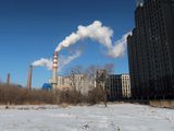 Foto de archivo. Un complejo a carbón detrás del suelo cubierto por la nieve en Harbin, provincia de Heilongjiang, China, el 15 de noviembre de 2019. Fotografía tomada el 15 de noviembre de 2019.