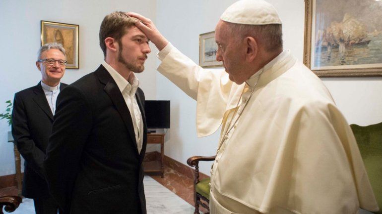 El Papa recibió al papá del bebé al que quieren desconectar.