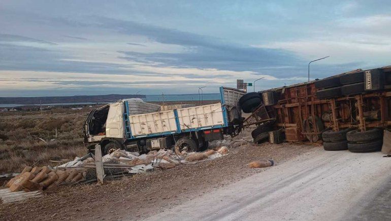 Un camión volcó y desparramó miles de kilos de harina sobre la Ruta 237