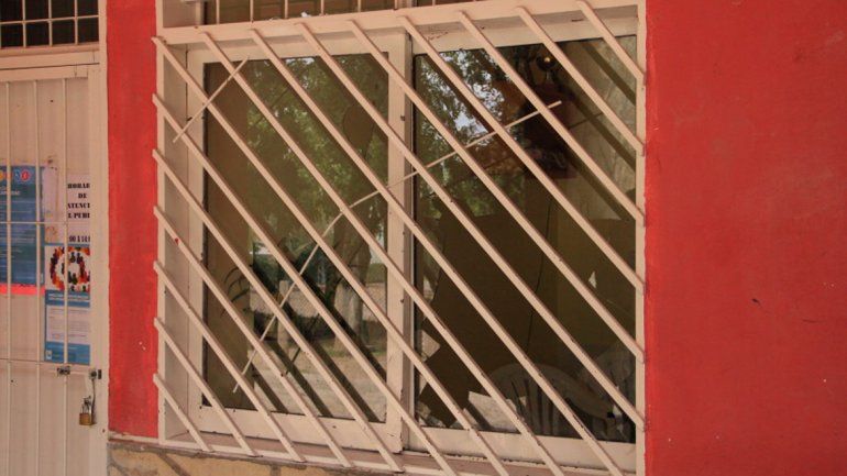 Los vidrios del edificio quedaron destruidos.