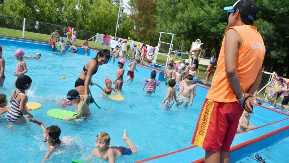 A la pileta: miles de chicos ya disfrutan de las vacaciones de verano.