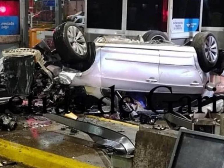 Video impactante: manejaba a alta velocidad, chocó contra la cabina del peaje y murió