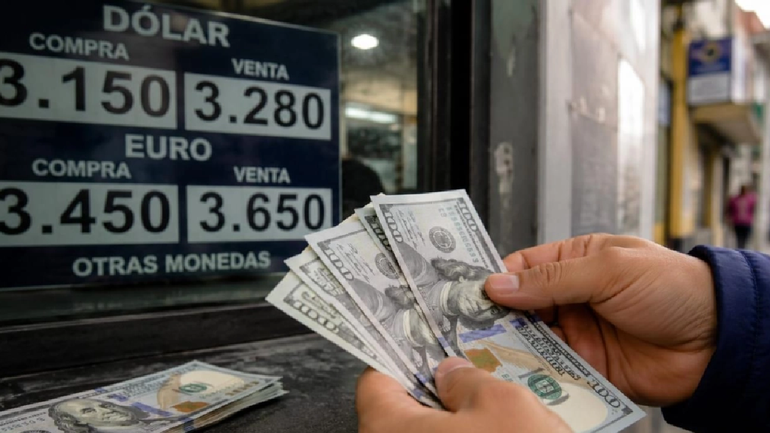 Los condenados acordaron una operación para comprar dólares pero maniataron a las víctimas y les robaron dólares, pesos argentinos y celulares. 