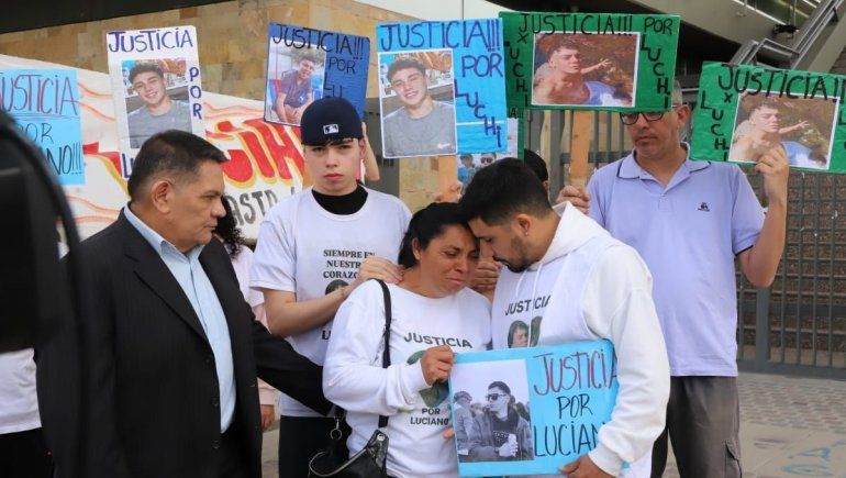 El abogado querellante César Omar Pérez acompaña a Leticia y Andrés en el pedido de Justicia. Foto: Sebastián Fariña Petersen