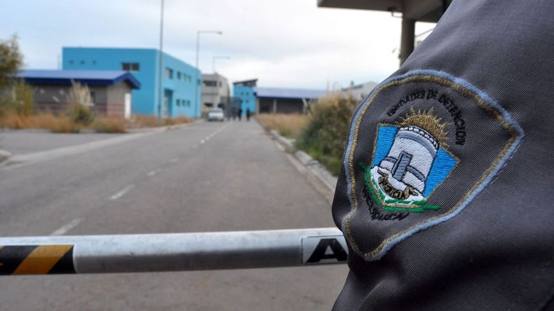 Un preso gamer mostró su enojo por el freno a la entrega de una Play y una guitarra | LM Neuquen Un preso gamer mostró su enojo por el freno a la entrega de una Play y una guitarra