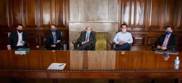 Los representantes de FECENE con el secretario de Energía de la Nación, Darío Martínez, y el CEO de YPF, Sergio Affronti.