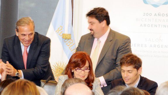 Junto con otros gobernadores, Sapag concurrió varias veces a firmar el convenio de desendeudamiento.