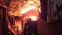 un voraz incendio en un asentamiento dejo dos heridos y mas de veinte evacuados un voraz incendio en un asentamiento dejo dos heridos y mas de veinte evacuados