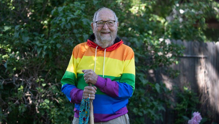 El abuelo que a los 90 se declaró gay en Facebook