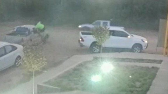 Se colgó de la camioneta de los delincuentes para evitar un robo
