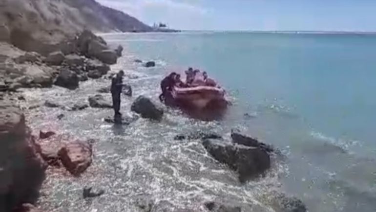 El complicado operativo de rescate entre las rocas de los acantilados de Comodoro Rivadavia