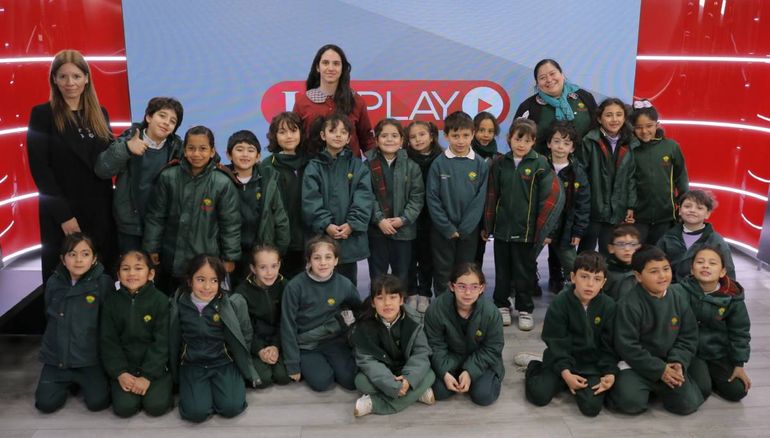 Los alumnos del Colegio Billingüe en los estudios de LM Play y LMNeuquén