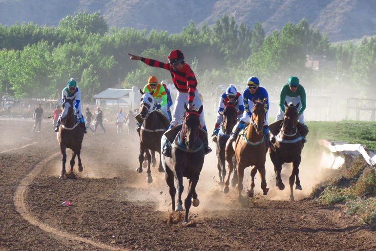 Esquilinum ganó el Pellegrini ante una multitud en Canal V