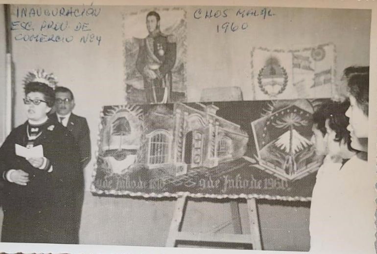 Una foto histórica de la inauguración de una escuela en Chos Malal, fue parte de la vida de Goransky.