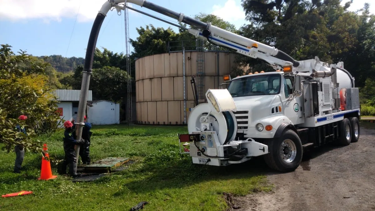 El trabajador que cayó al pozo en Santa Cruz operaba un camión vactor. (Foto ilustrativa).
