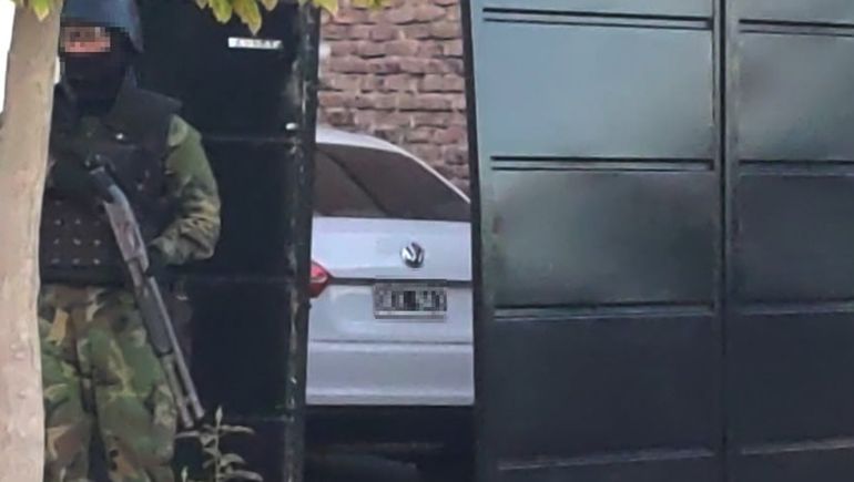 La Policía allanó en un domicilio de Bouquet Roldán por el robo en el centro.