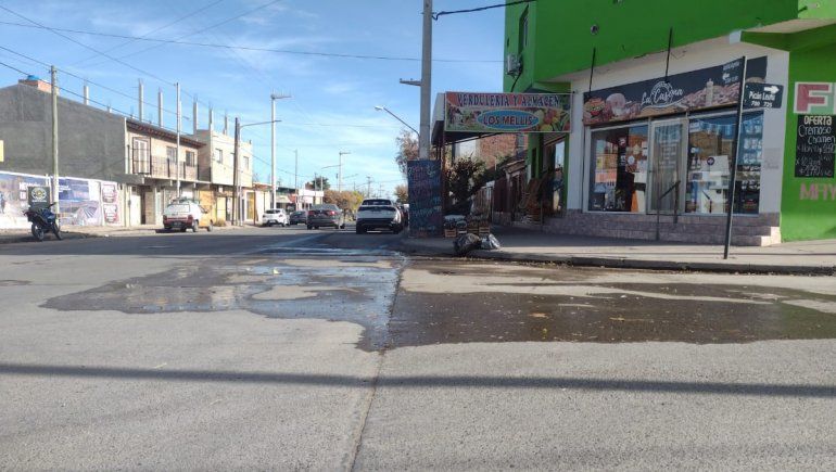 Denuncian pérdida de agua en calles de Unión de Mayo desde hace dos meses