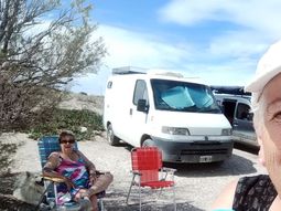 Alicia en primer plano, Clara más atrás y los Motorhome de ambas: una Ducato y una Kangoo.