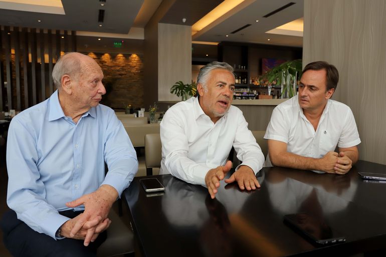 Cornejo estuvo acompañado por los dirigentes del radicalismo, Juan Peláez y César Gass. Cornejo estuvo acompañado por los dirigentes del radicalismo, Juan Peláez y César Gass.