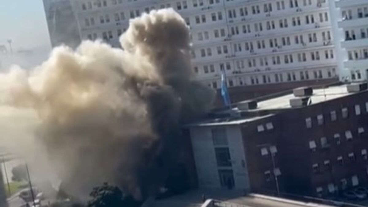 Incendio en un edificio de la Armada Argentina: bomberos evacuaron el lugar